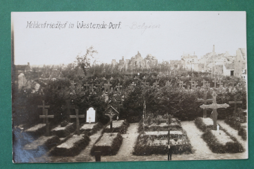 Ansichtskarte Foto AK Westende Dorf 1914-1918 Weltkrieg Heldenfriedhof Friedhof Gräber zerstörte Häuser Ortsansicht Belgien Belgique Belgie